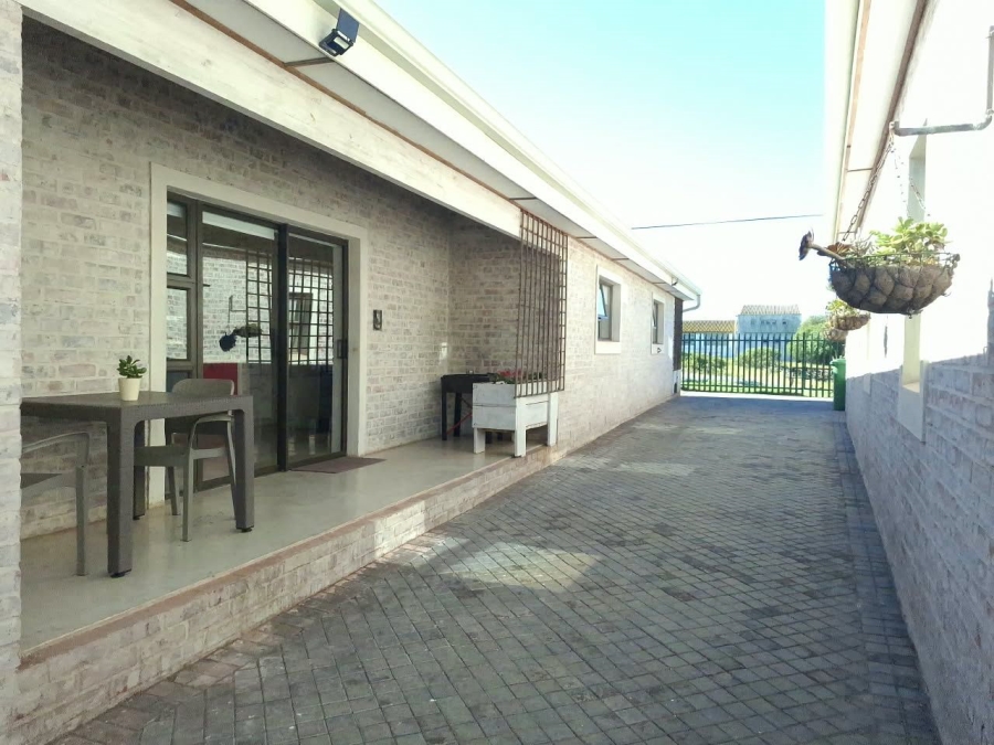 5 Bedroom Property for Sale in Middedorp Western Cape